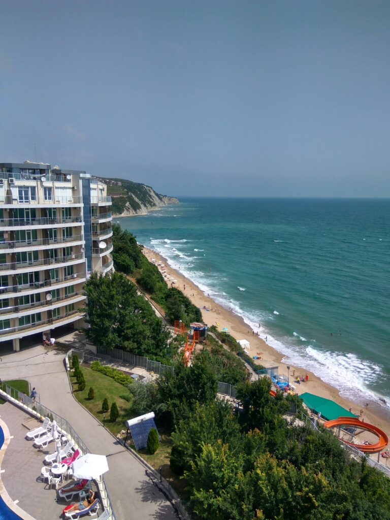 Вид на Черное море из окна апартаментов