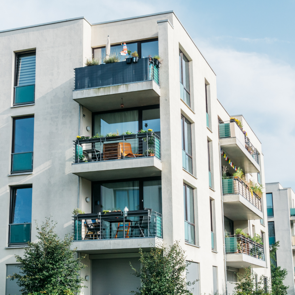 Здание с красивыми балконами - к статье "Как оценить квартиру или другую недвижимость"
